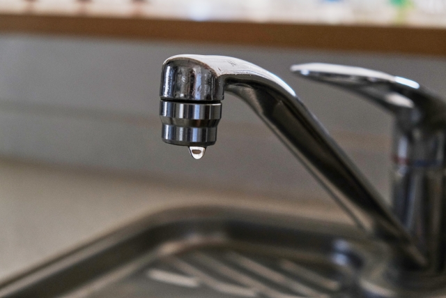 水漏れしている台所の蛇口